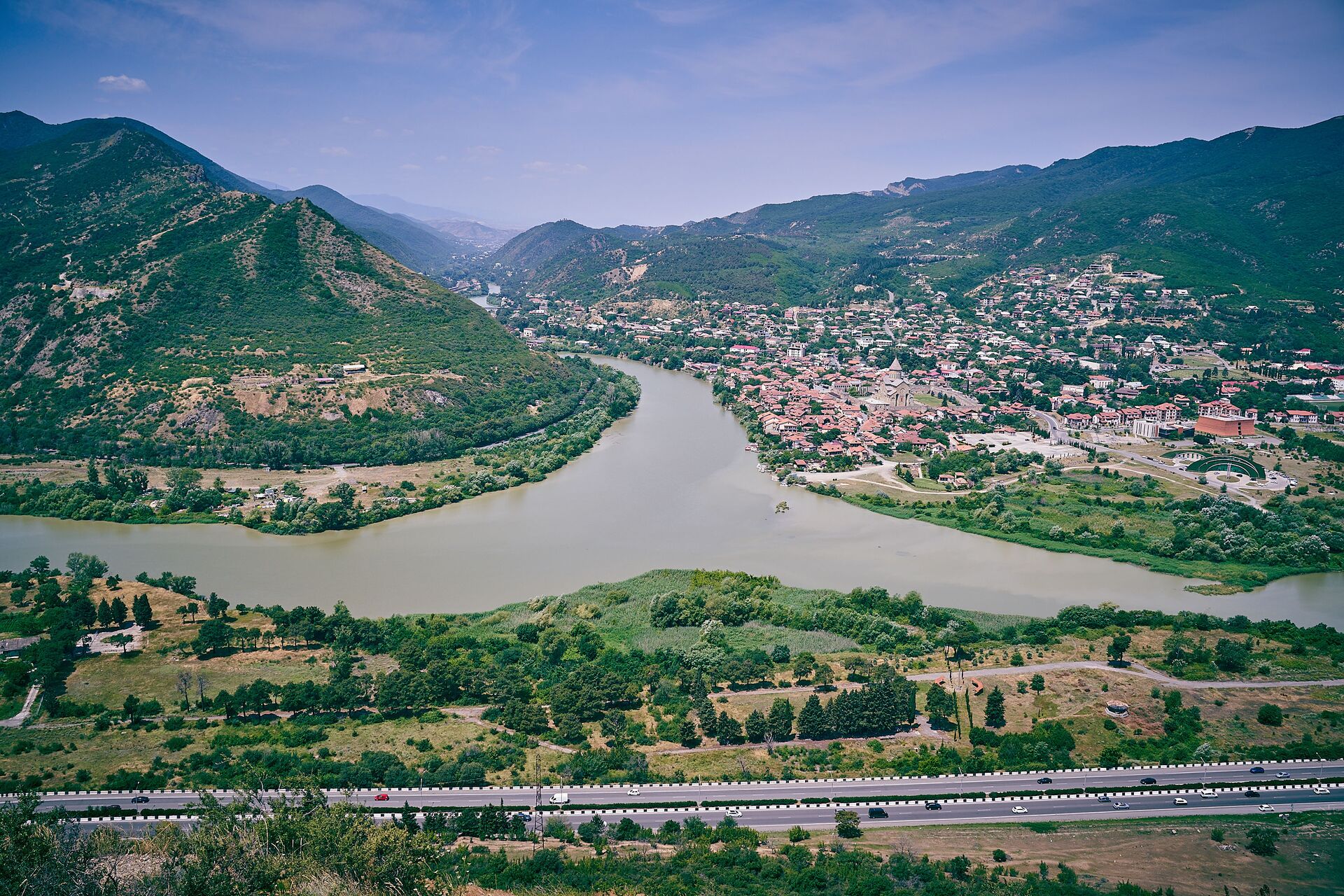 Вид на слияние рек Арагви и Кура и город Мцхета со смотровой площадки у монастыря Джвари - Sputnik Грузия, 1920, 02.06.2022