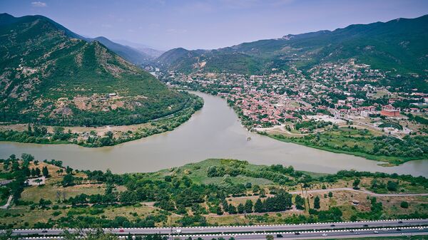 Вид на слияние рек Арагви и Кура и город Мцхета со смотровой площадки у монастыря Джвари - Sputnik Грузия