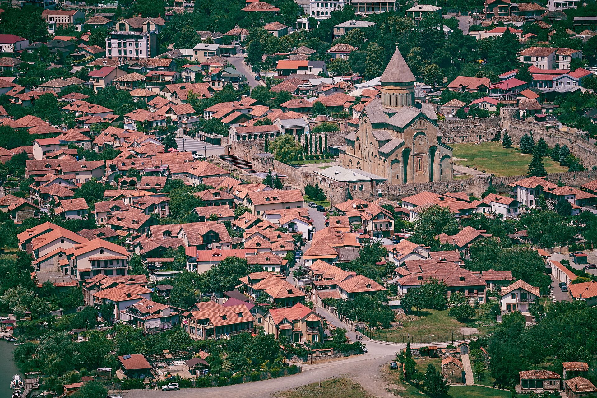 Вид на город Мцхета и храм Светицховели со смотровой площадки у монастыря Джвари - Sputnik Грузия, 1920, 14.12.2022