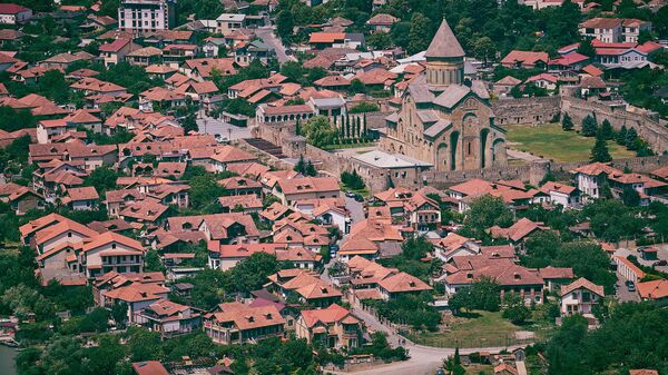 Вид на город Мцхета и храм Светицховели со смотровой площадки у монастыря Джвари - Sputnik Грузия
