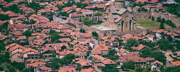 Вид на город Мцхета и храм Светицховели со смотровой площадки у монастыря Джвари - Sputnik Грузия