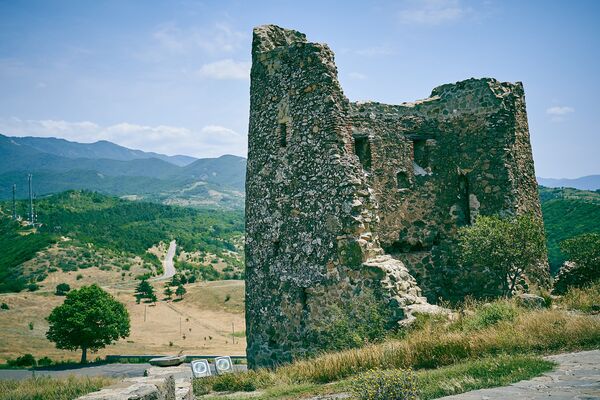 А эти руины башни и крепостной стены у монастыря Джвари словно говорят - мы еще и не то видели. Все будет хорошо - Sputnik Грузия