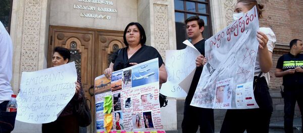 Родные и близкие грузинских эмигрантов требуют возобновления авиасообщения у здания МИД Грузии - Sputnik Грузия