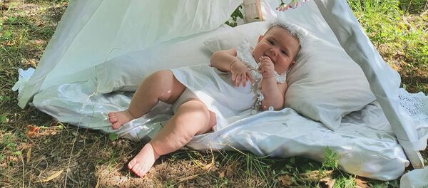 პატარა ბავშვი მზის საჩრდილობელში - Sputnik საქართველო