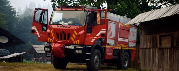 Пожарная машина в лесу Пожарная машина в лесу - Sputnik Грузия