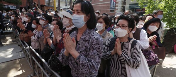 Люди в масках во время пандемии коронавируса COVID 19 в Сеуле Южная Корея - Sputnik Грузия