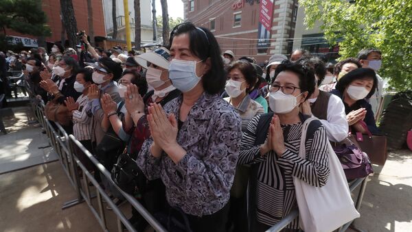 Люди в масках во время пандемии коронавируса COVID 19 в Сеуле Южная Корея - Sputnik Грузия