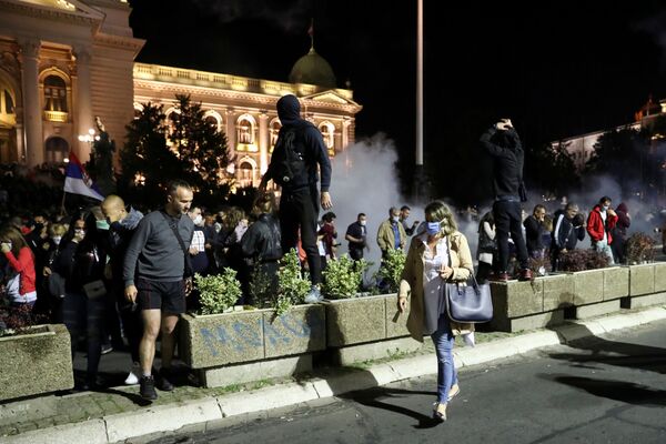 В Сербии протестующие из-за мер против коронавируса прорвались в парламент - Sputnik Грузия