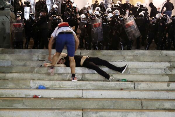 В результате противостояния пострадавшие были и среди протестующих, и среди полицейских - Sputnik Грузия
