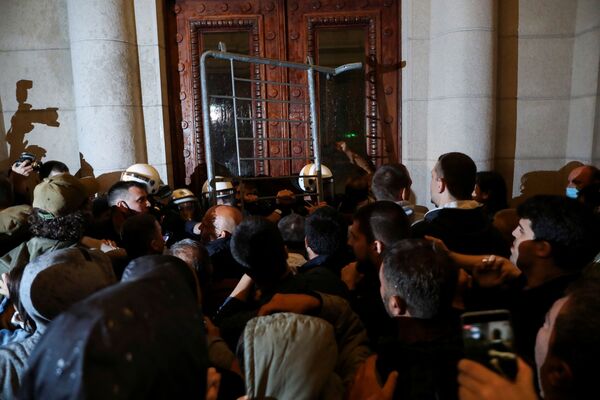Кстати, во время беспорядков в центре Белграда часть протестующих во главе с оппозиционными активистами Даниелом Кнежевичем и Срджаном Ного пробили полицейский кордон. Они смогли ворваться в холл парламента, где были задержаны - Sputnik Грузия