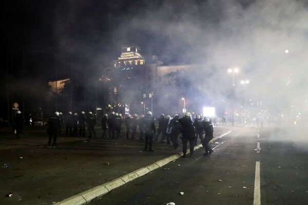 Протестующие вступали в столкновения с силами полиции - Sputnik Грузия