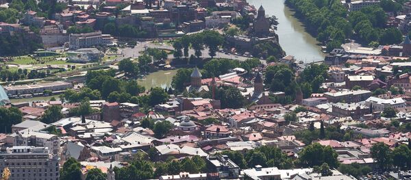 Вид на центр города Тбилиси - районы Мтацминда и Авлабари, видны Метехский мост и Метехская церковь - Sputnik Грузия